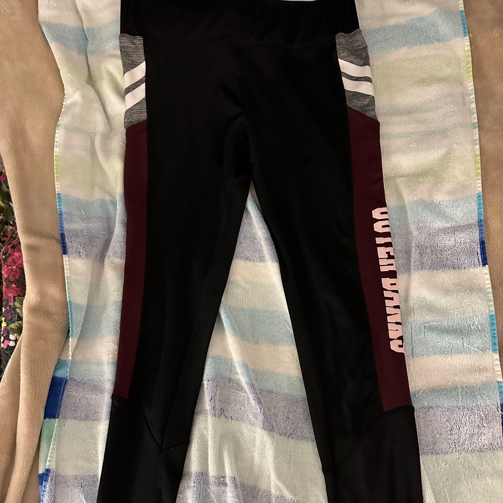 Women’s LE black/maroon Outer Banks leggings size M